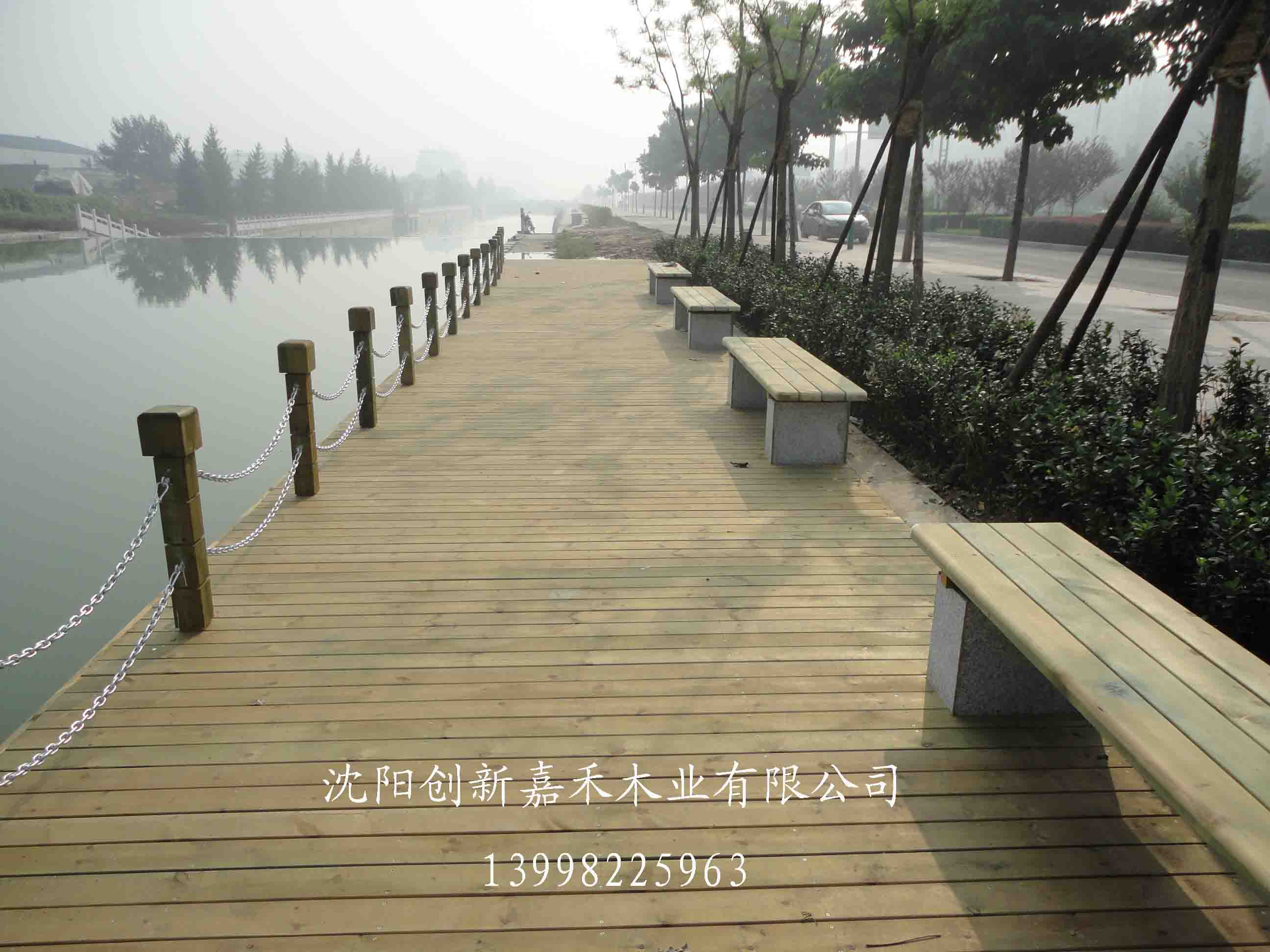 供應(yīng)木質(zhì)別墅、地板
