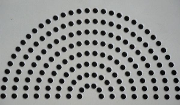 沖孔板，網(wǎng)面光滑，耐腐蝕 耐高溫 美觀，堅(jiān)固耐用。